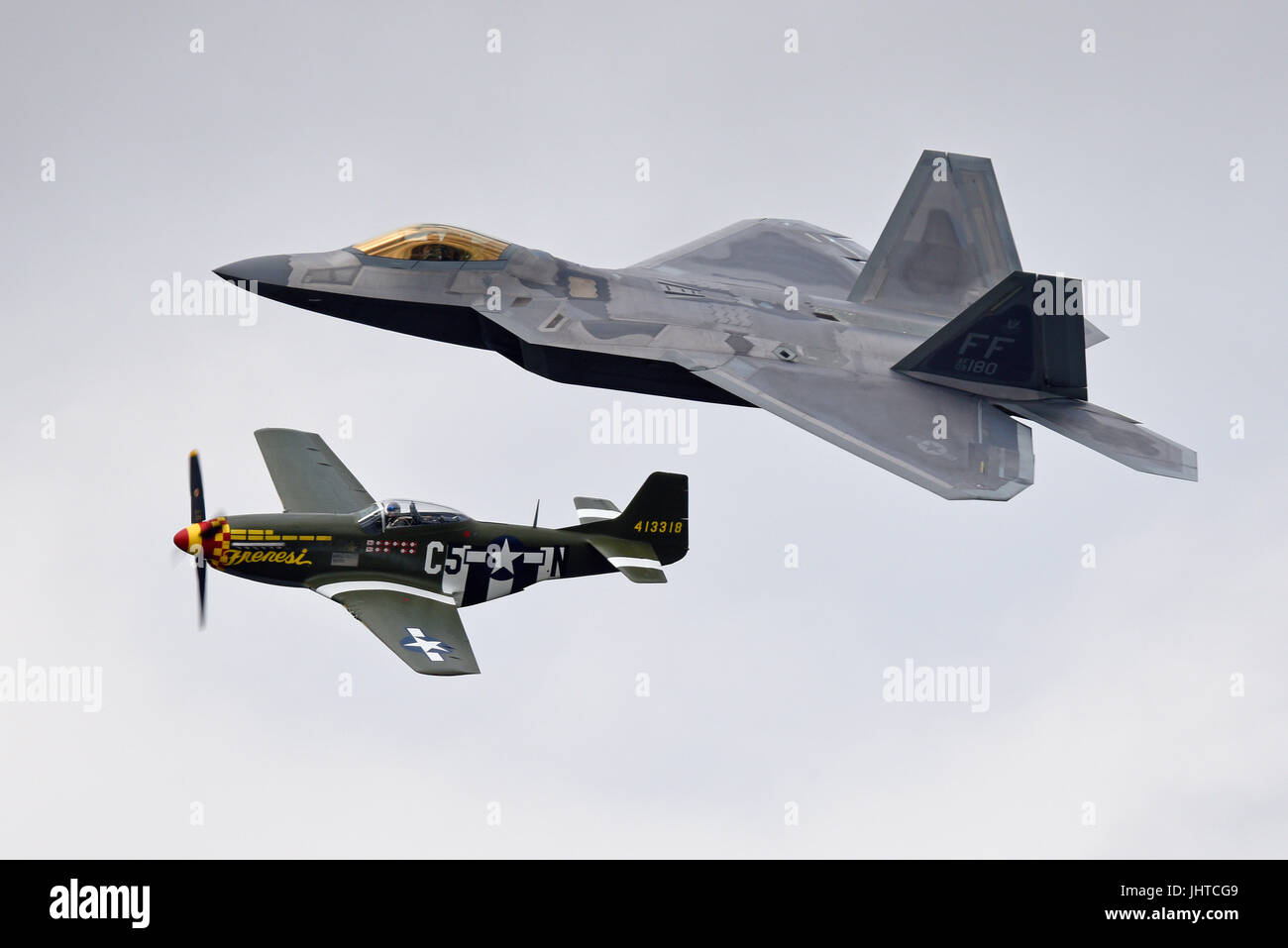 Caccia stealth Lockheed Martin F-22 Raptor dell'aeronautica STATUNITENSE con un P-51 Mustang nordamericano come volo storico esposto in una mostra aerea Foto Stock