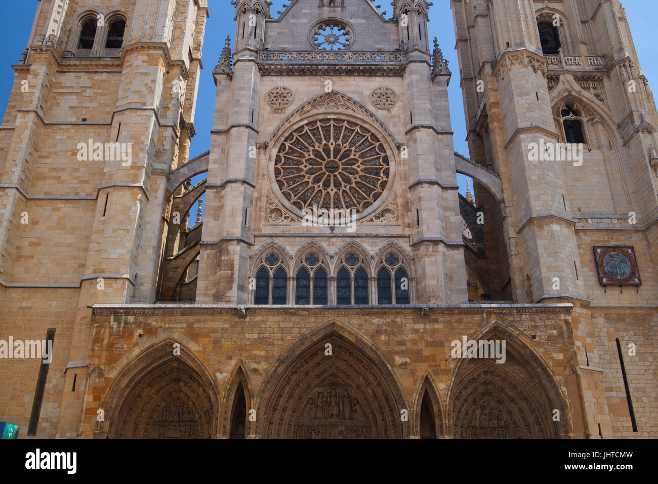 Santa María de Leon cattedrale in giornata di sole. È anche chiamata la casa di Luce e si trova nella città di Leon nel nord ovest della Spagna Foto Stock