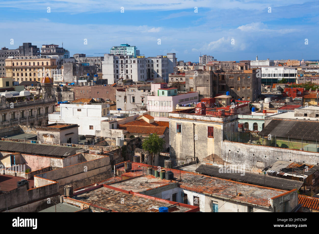 Vista dall'alto sui tetti e gli edifici di vecchia Havana, Cuba Foto Stock