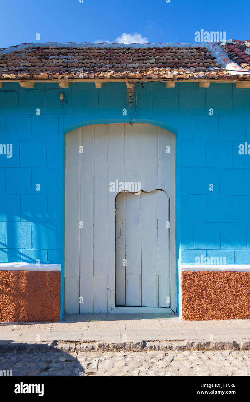 Tipico edificio coloniale con piccola porta nel grande cancello, Trinidad, Cuba Foto Stock