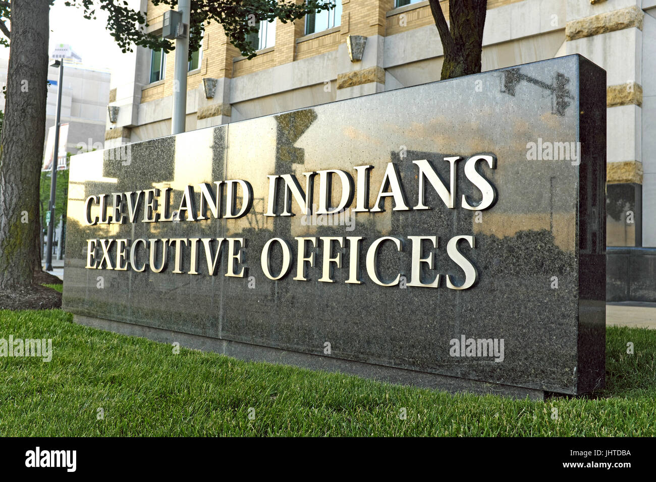 Il cartello degli uffici amministrativi degli Indiani di Cleveland si trova di fronte al quartier generale del Progressive Field, sede della squadra di baseball dei Cleveland Indians. Foto Stock