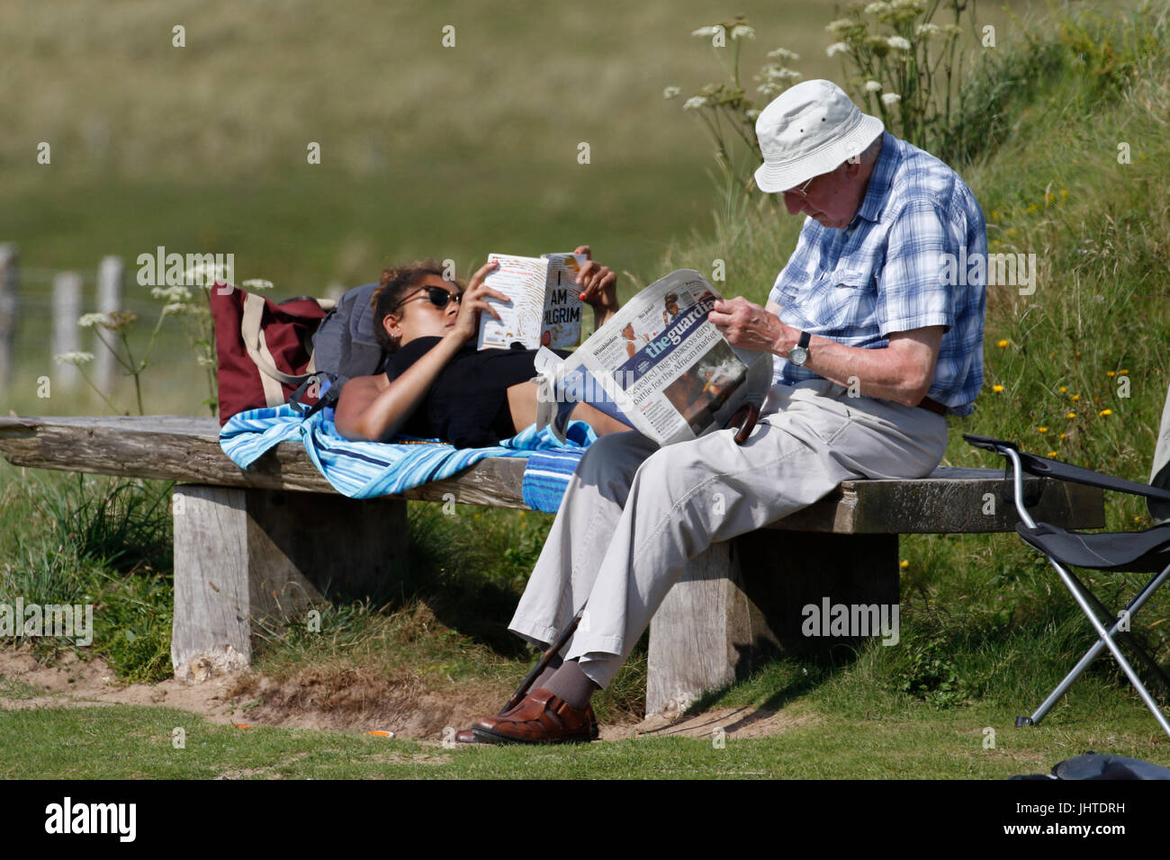 Pemroke, UK. 12 Luglio, 2017. Meteo. Giovani e vecchi godetevi il sole e temperature calde a ovest di acqua dolce in Pembrokeshire, West Wales. Cred Foto Stock