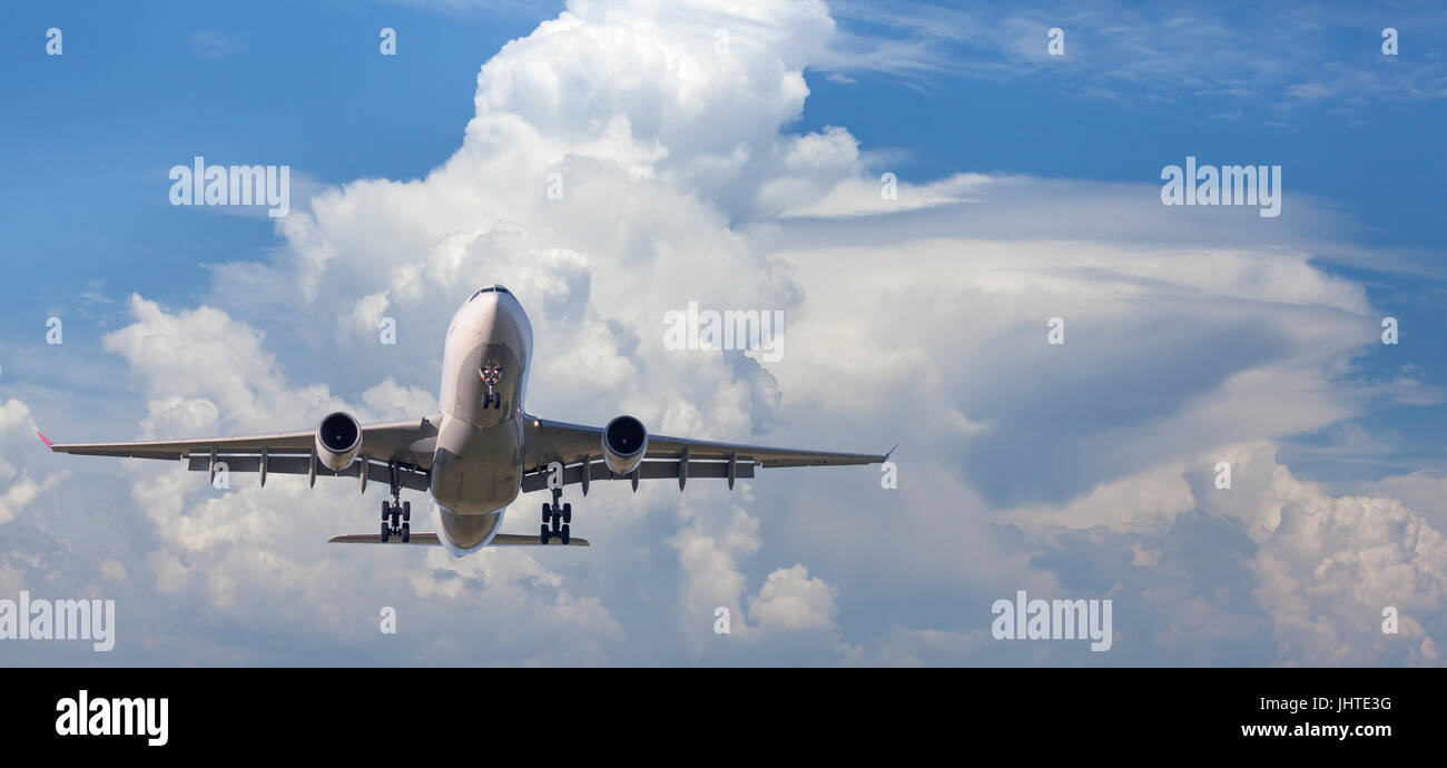 Il mondo tra le nuvole, record per i viaggi aerei - La Stampa