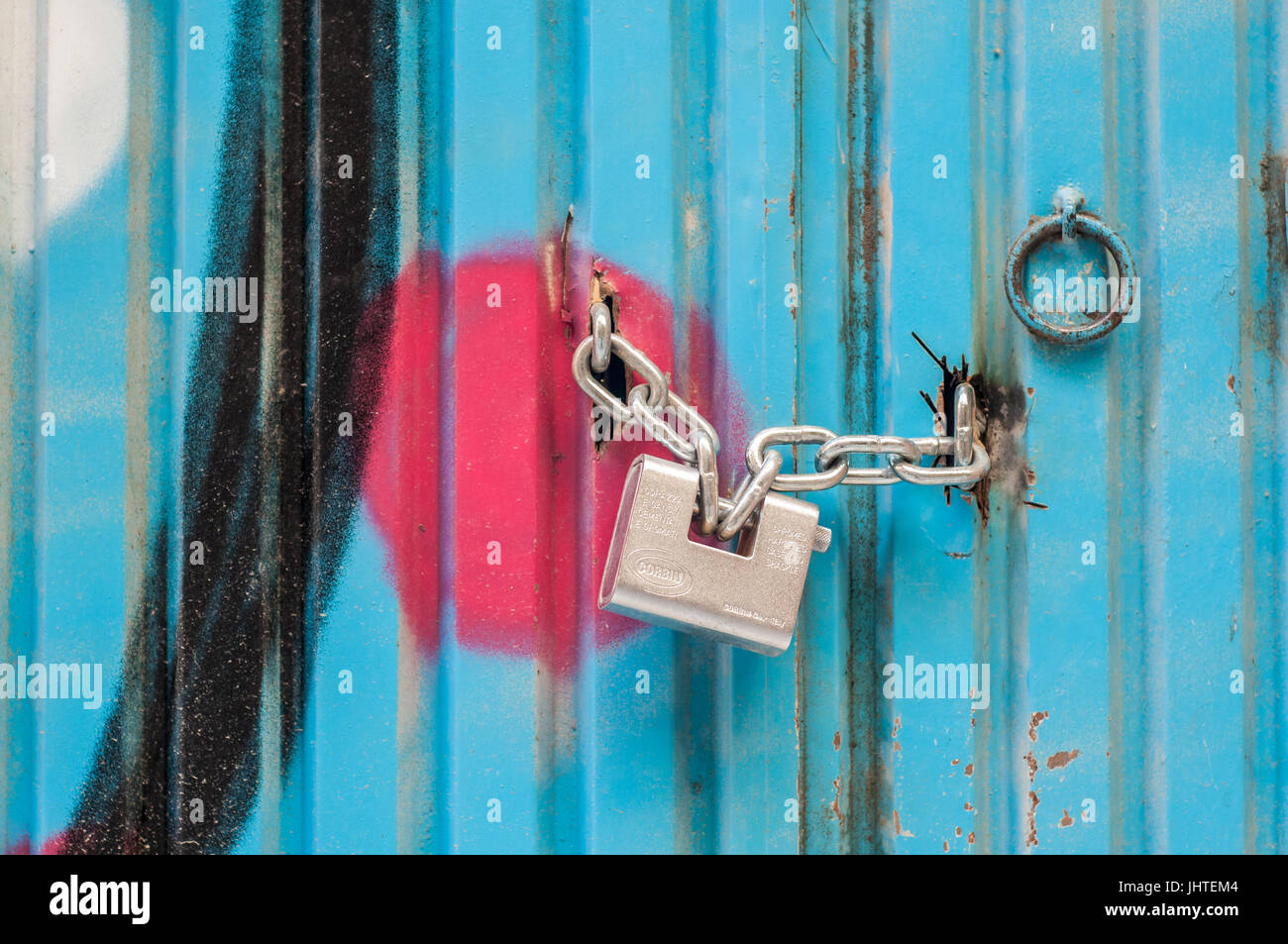 Chiusura sportello colorato con lucchetto Foto Stock