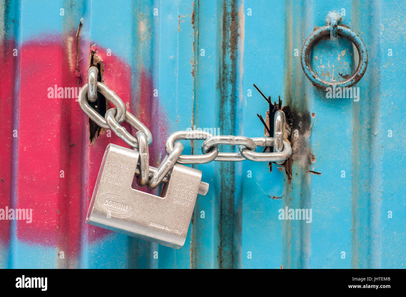 Chiusura sportello colorato con lucchetto Foto Stock