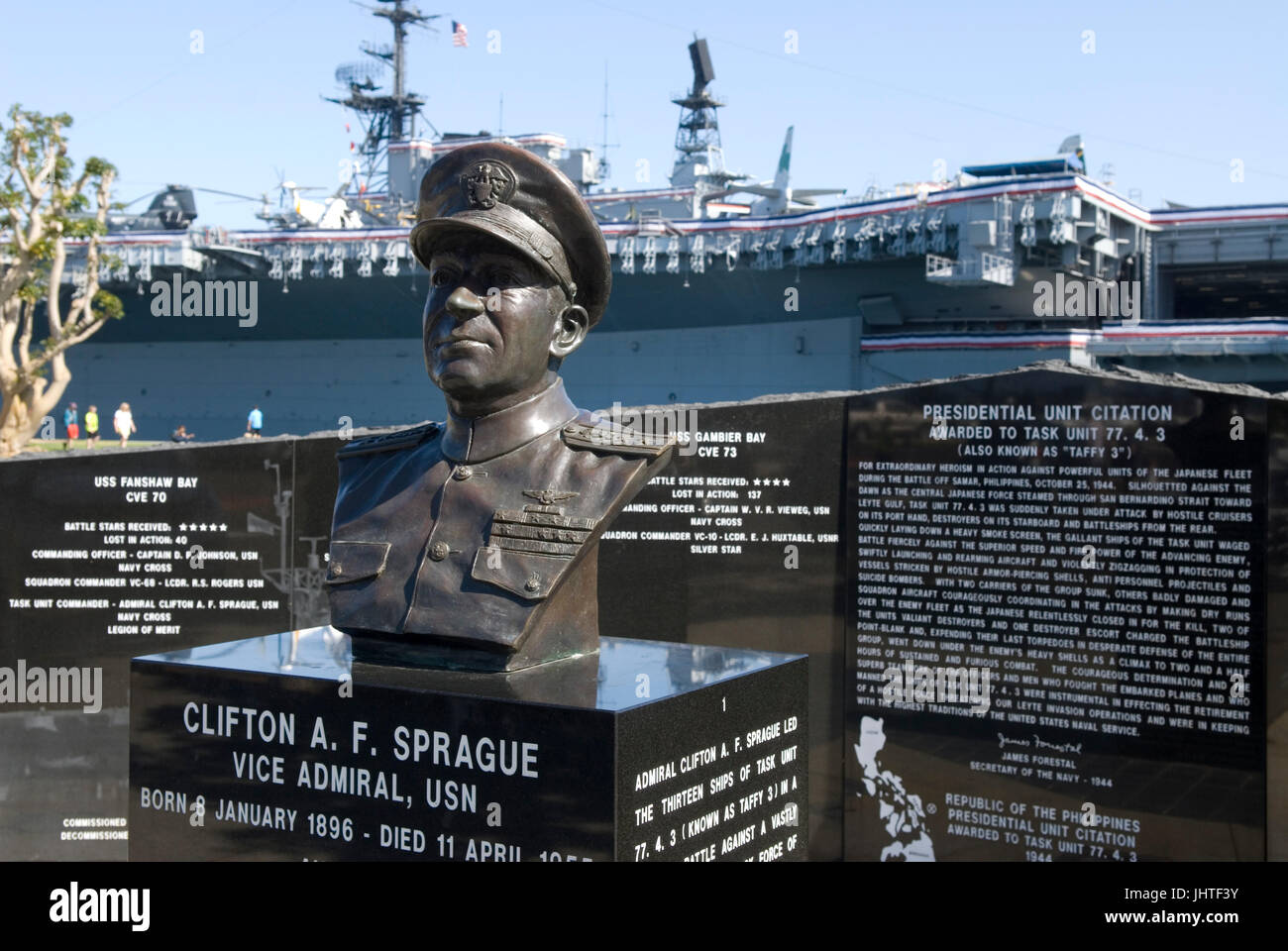 Clifton A. F. Sprague II Guerra Mondiale Vice Ammiraglio statua al Porto di tonno , San Diego, California, Stati Uniti d'America. Foto Stock