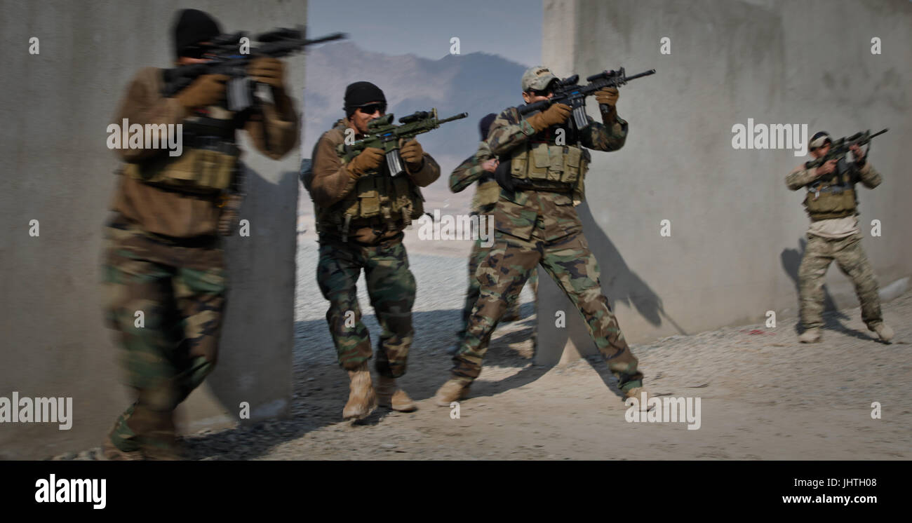 Soldati afgani condurre una tattica di gioco di esercizio durante il pre-implementazione della formazione di Camp Scorpion Febbraio 19, 2013 a Kabul, provincia di Kabul, Afghanistan. (Foto di Matteo Freire via Planetpix) Foto Stock