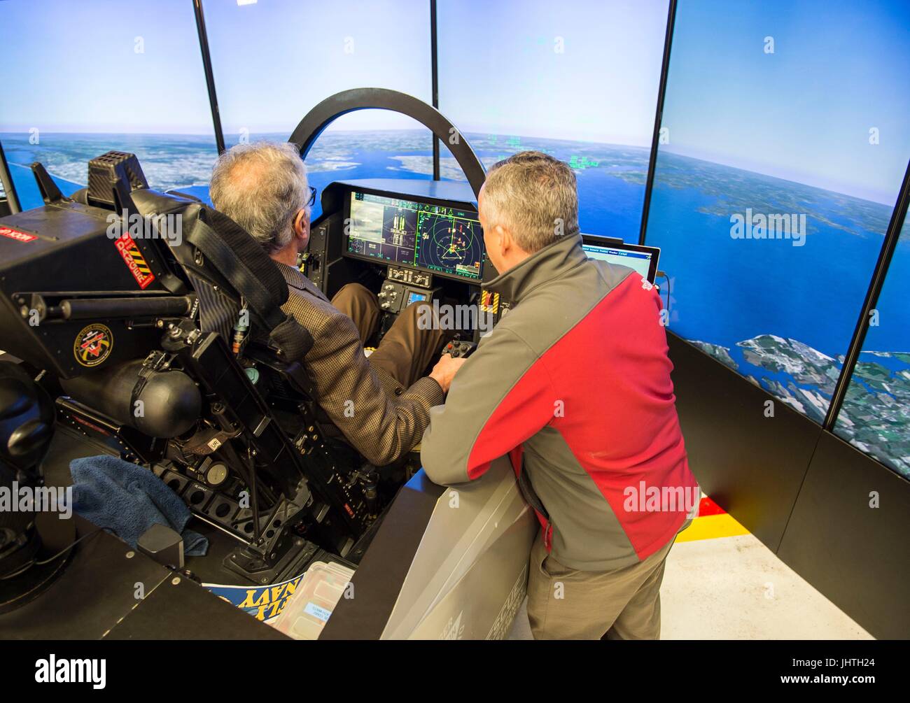 La Lockheed Martin aeronautica rappresentanti della società utilizzare un simulatore interattivo per volare un U.S. Air Force F-35C Lightning II Stealth Fighter Aircraft Gennaio 25, 2017 in Lemoore, California. (Foto di MCS3 Zachary Eshleman via Planetpix) Foto Stock