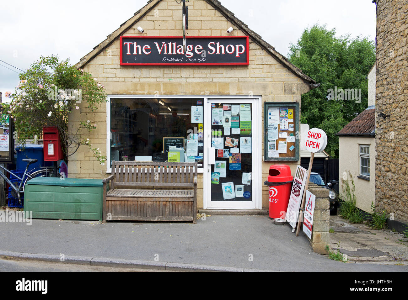 Negozio del villaggio nel nord Nibley, Gloucestershire, England Regno Unito Foto Stock