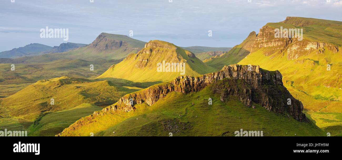 Vista panoramica del Trotternish Ridge dalle Quiraing sull'Isola di Skye Foto Stock