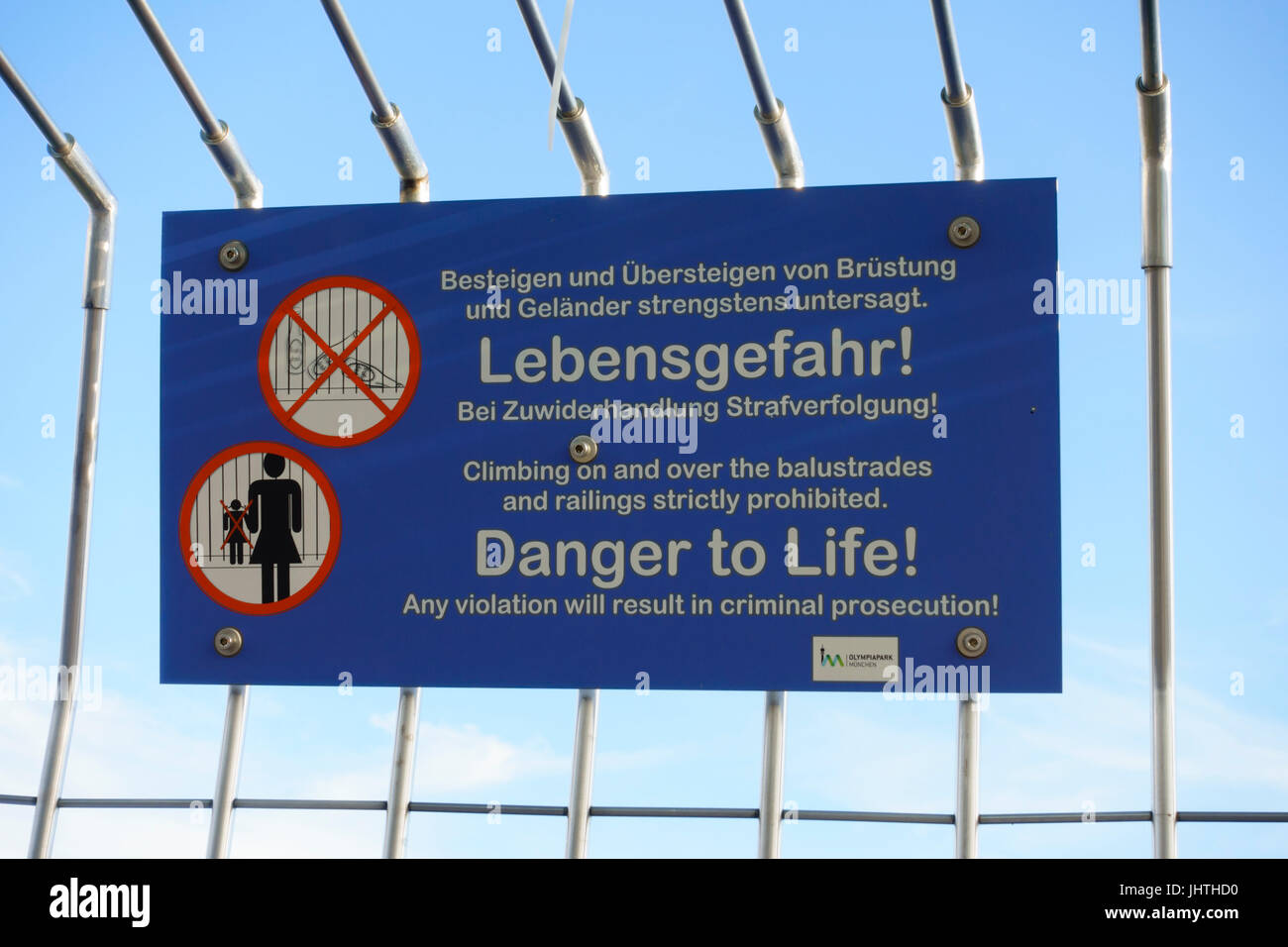 Segnale di avvertimento all'interno della piattaforma di osservazione, Olympic Tower, Olympiapark, Monaco di Baviera, Germania Foto Stock