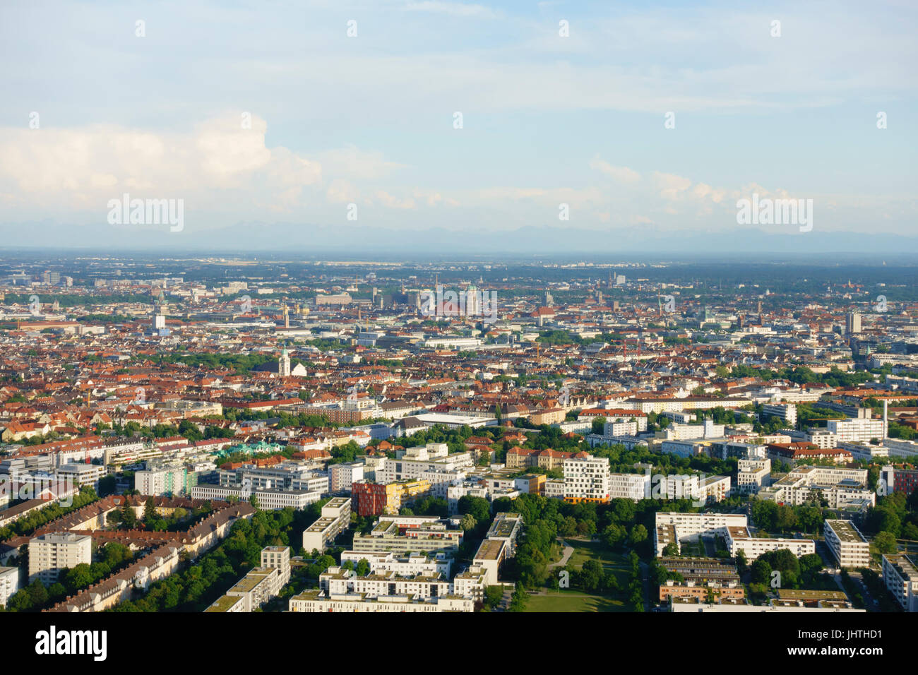 Vista su Monaco di Baviera skyline da Olympic Tower, Olympiapark, Monaco di Baviera, Germania Foto Stock