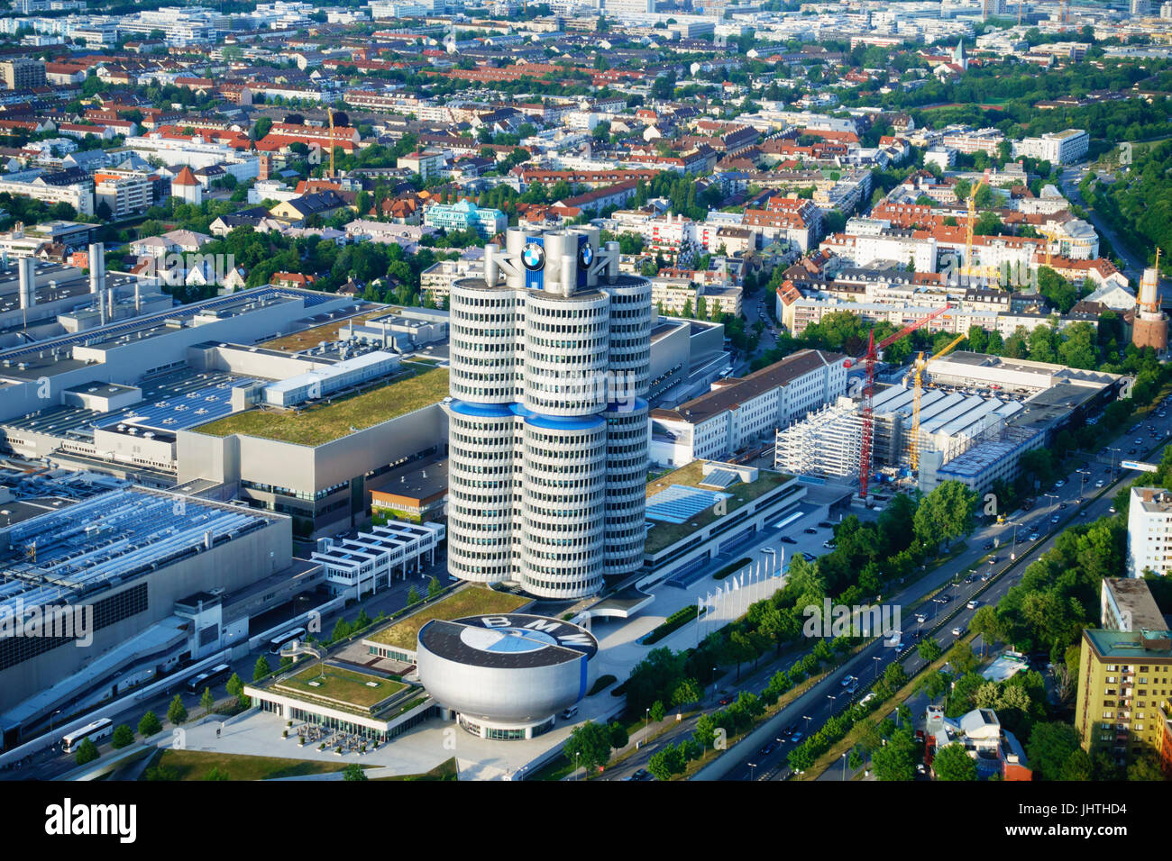 Vista della BMW edificio HQ da Olympic Tower, Olympiapark, Monaco di Baviera, Germania Foto Stock