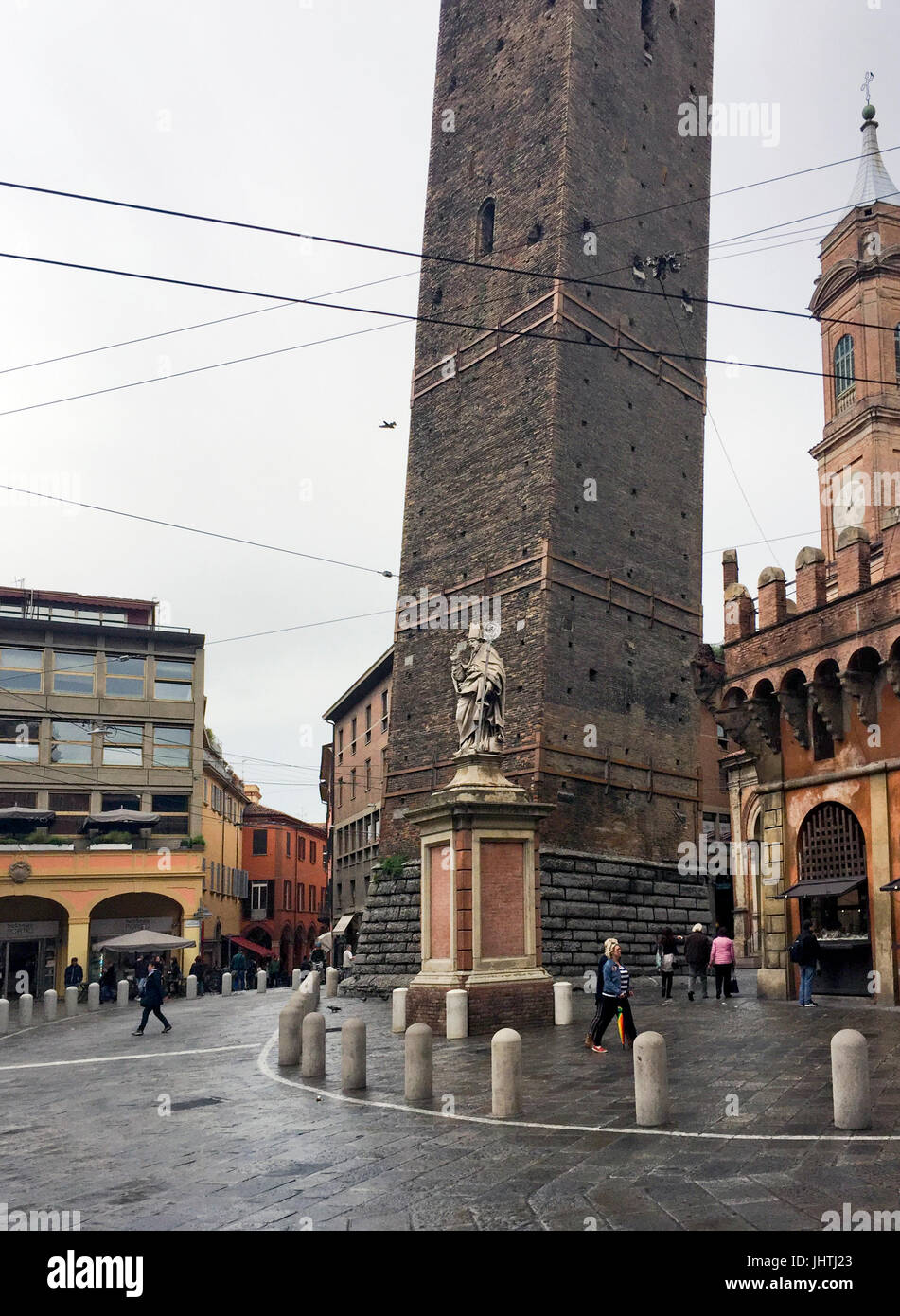 In piedi accanto ad Asinelli, la città più alti (97m), la Garisenda forma il cosiddetto Due Torri), eventualmente a Bologna la più famosa la Foto Stock