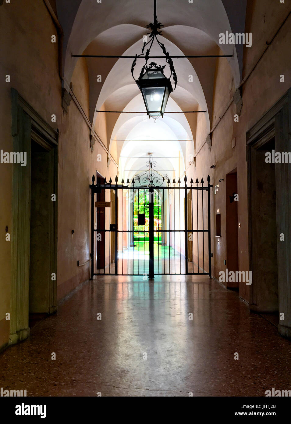 Corridoio ad archi al cortile privato, Bologna, Italia, 2017. Foto Stock