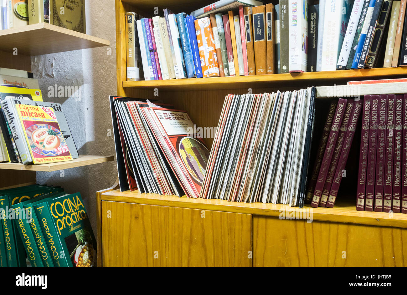 Dischi in vinile e di seconda mano libri nella carità shop in Spagna Foto Stock