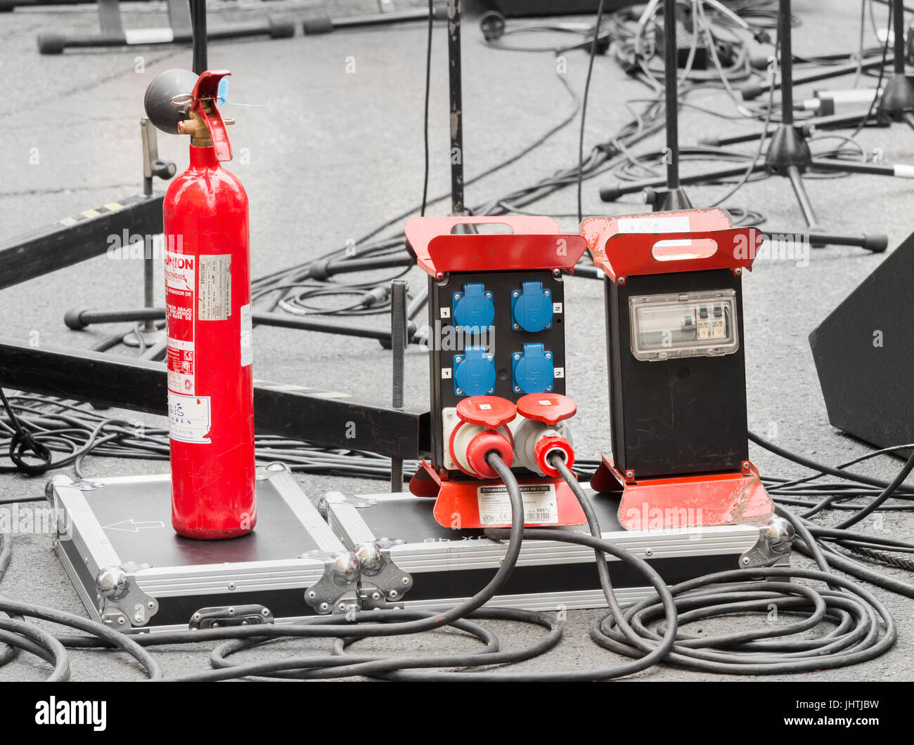 Estintore sul palco in concerto all'aperto. Foto Stock