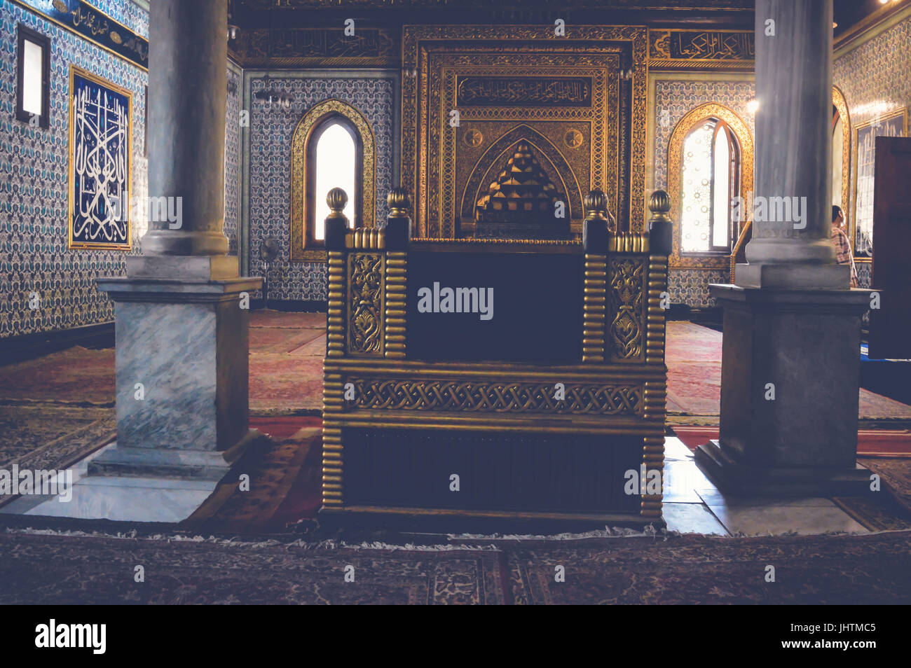 Il cairo, Egitto, 6 maggio 2017: vista di golden sedia all'interno di Muhammad Ali mosque al manial palace Foto Stock