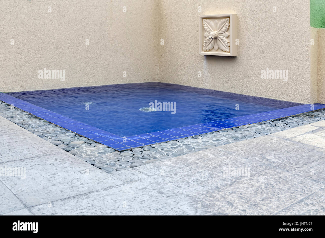 Piccola piscina sul tetto con tegole blu Foto Stock