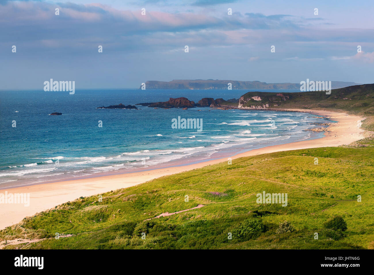 Panorama del Parco bianco Bay, Ballycastle, County Antrim, Irlanda del Nord Foto Stock