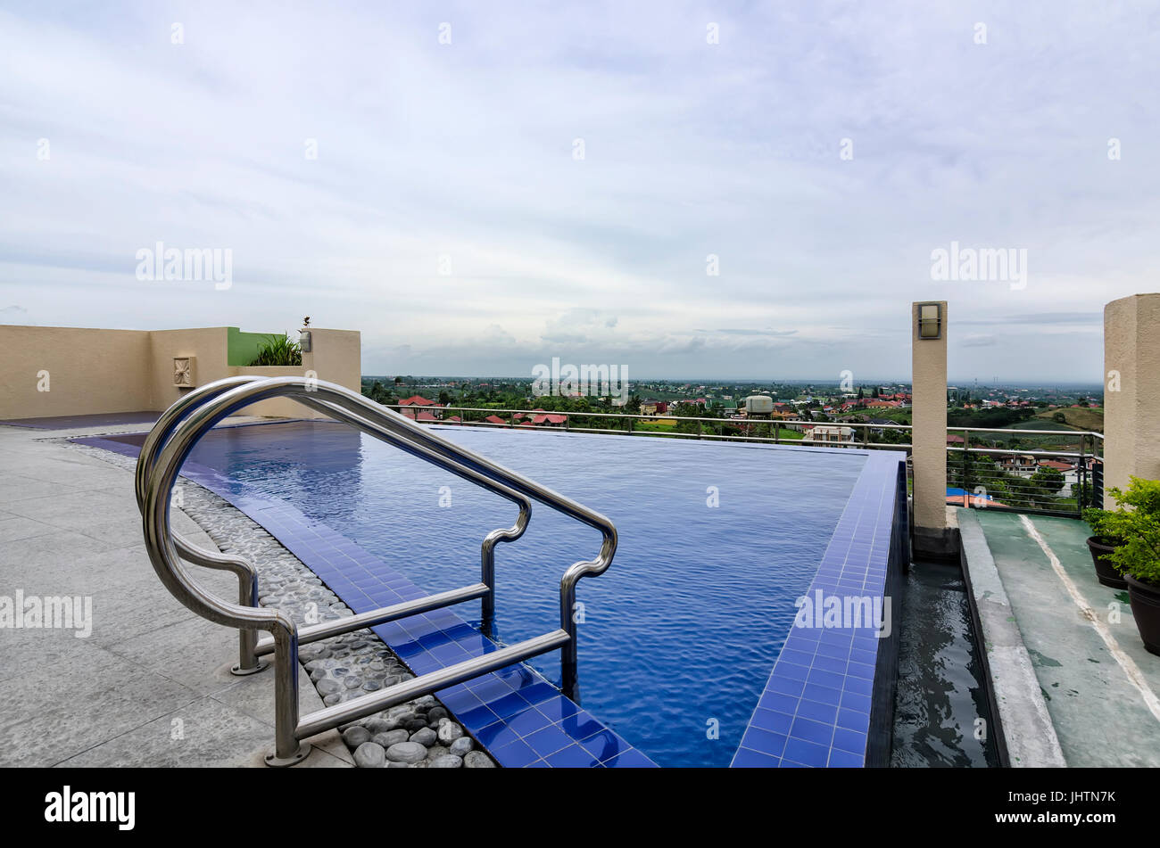 Piccola piscina sul tetto con tegole blu Foto Stock