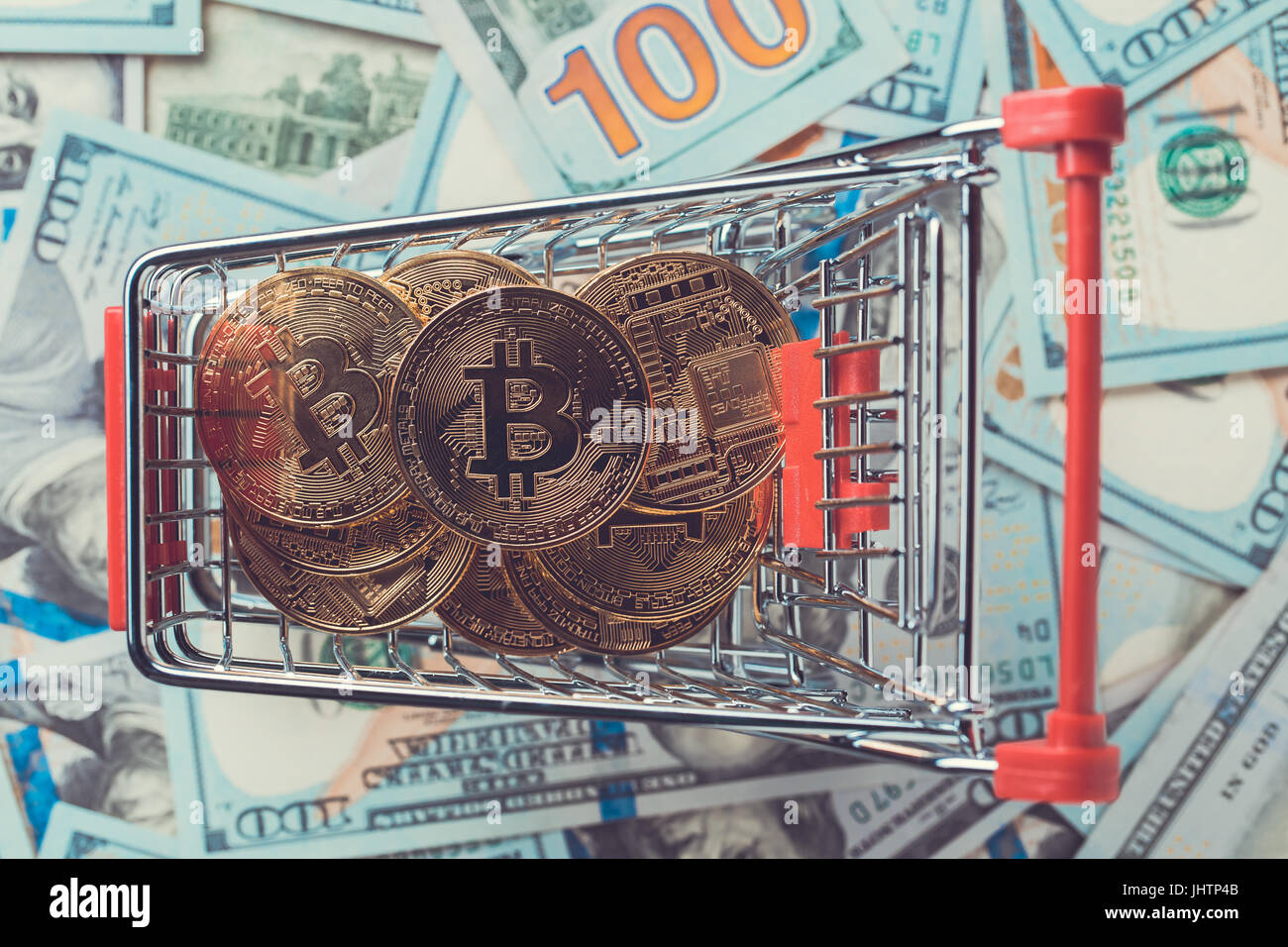 Carrello con bitcoins Foto Stock