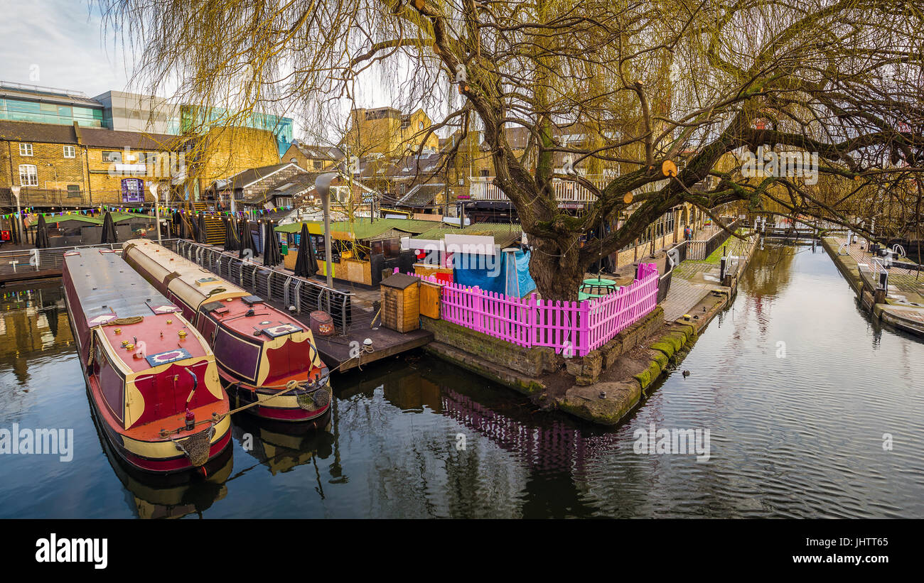Lodon, Inghilterra - il famoso Camden Lock market con attracco houseboats e albero Foto Stock