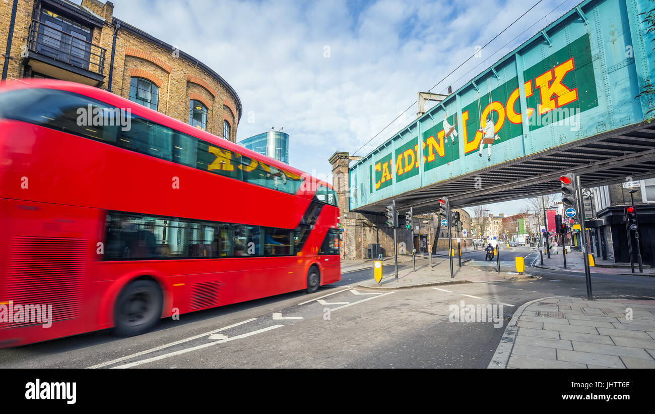 Londra, Inghilterra - iconico bus rosso a due piani in movimento al famoso maneggio mercato di Camden Town a luce del giorno Foto Stock