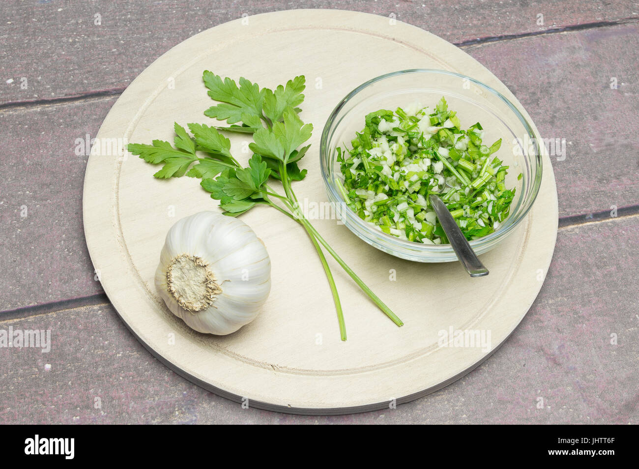 Aglio e prezzemolo per la speziatura cibo sul tavolo di legno Foto Stock