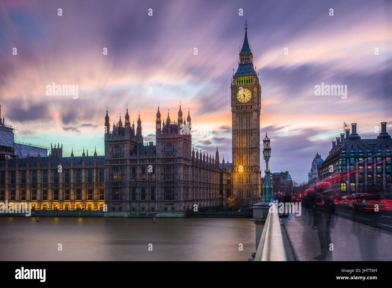 Londra, Inghilterra - il Big Ben e il Parlamento al tramonto con il bellissimo cielo colorato e nuvole Foto Stock