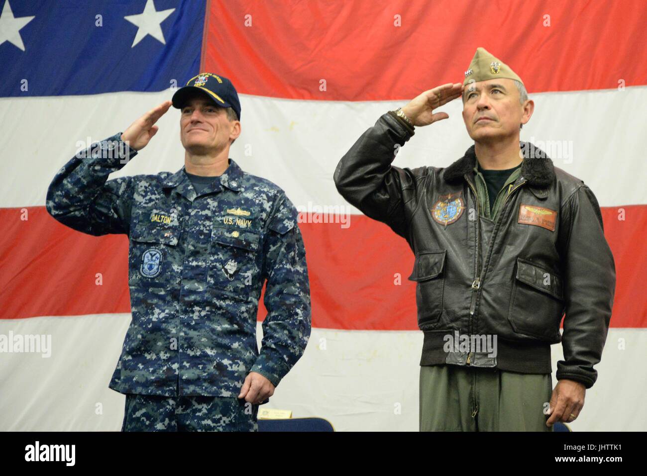 Stati Uniti Navy Commander Marc Dalton (sinistra) e U.S. Pacifico Comando Commander Harry Harris successi di rendering per l'inno nazionale durante l'esercizio talismano Saber cerimonia di apertura a bordo della U.S. Navy Wasp-classe assalto anfibio nave USS Bonhomme Richard Giugno 29, 2017 in mare di corallo. Foto Stock