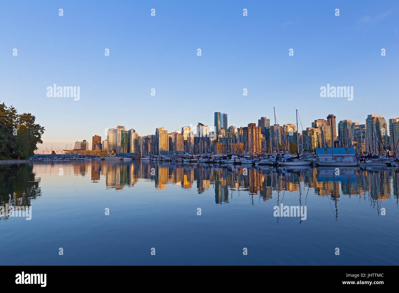 Vancouver Downtown riflesso skyline al tramonto, Canada. Scenic paesaggio urbano come si vede da Stanley Park. Foto Stock