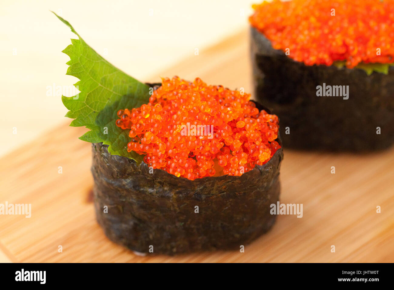 La vista di deliziosi Roe maki sushi in un tradizionale ristorante giapponese. Foto Stock