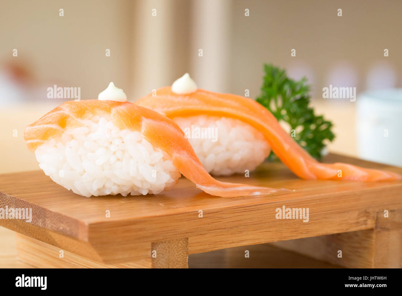 La vista del salmone delizioso sushi in un tradizionale ristorante giapponese. Foto Stock