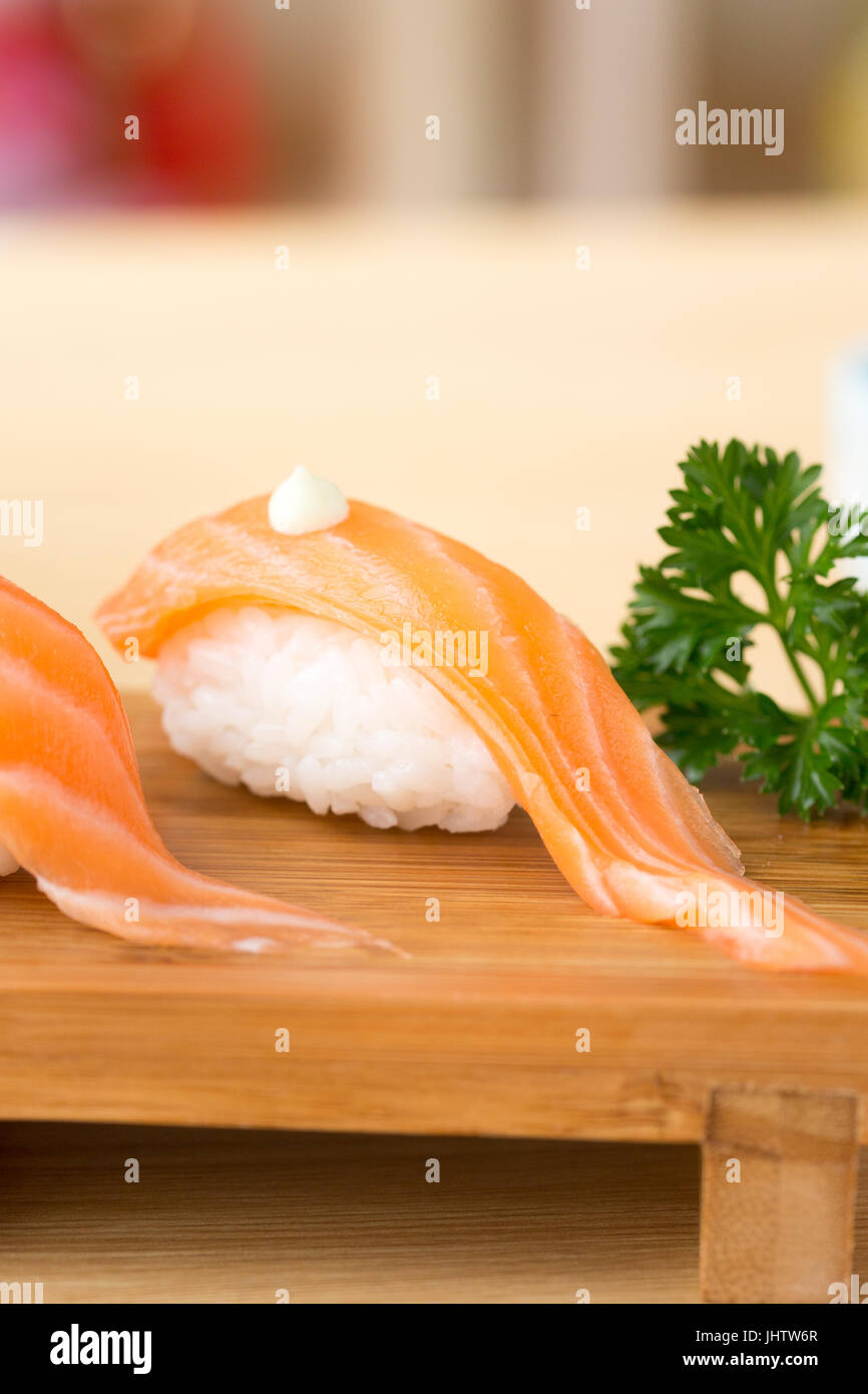 La vista del salmone delizioso sushi in un tradizionale ristorante giapponese. Foto Stock