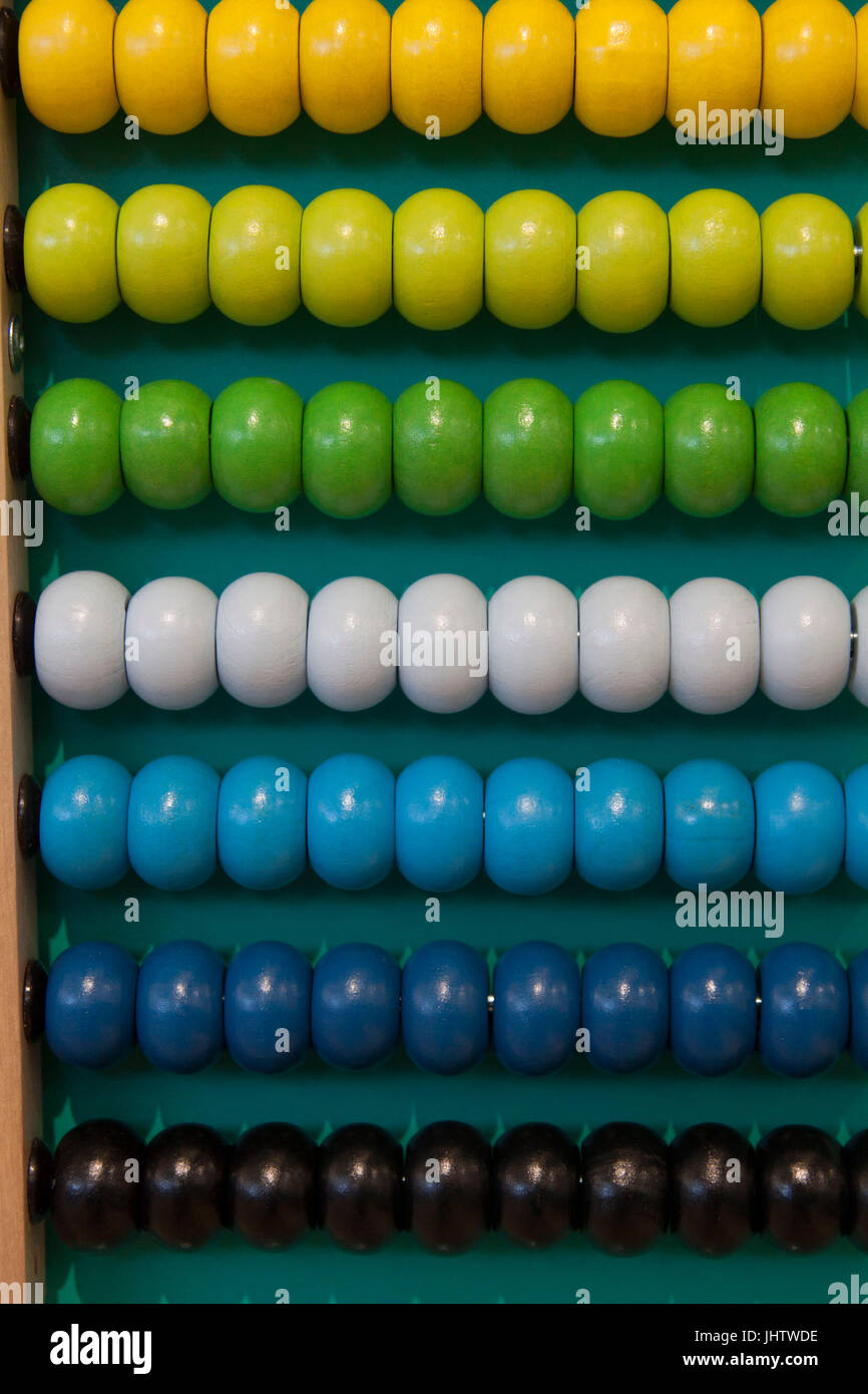 Abacus contando frame. Lo strumento di calcolo con arcobaleno perline colorate scorrere sui fili. Utilizzato in pre- e nelle scuole elementari come un aiuto dell insegnamento Foto Stock