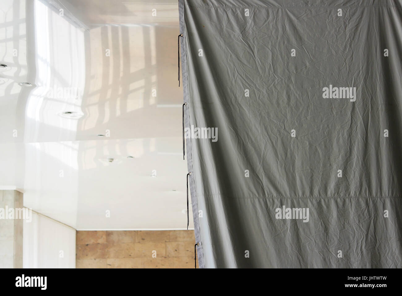 Professional ampio schermo riflettore è nero e argento sul telaio sono usati per l'illuminazione di interni interni durante le riprese video. Assorbimento e dispersione di luce. Foto Stock