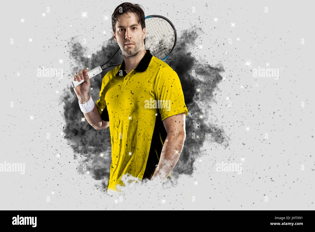 Giocatore di tennis con un giallo uniforme di fuoriuscita di un getto di fumo . Foto Stock