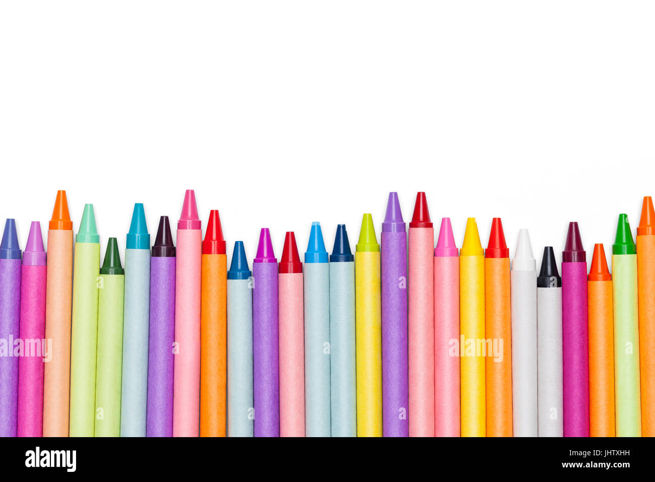 Fila di matite colorate isolati su sfondo bianco. Foto Stock
