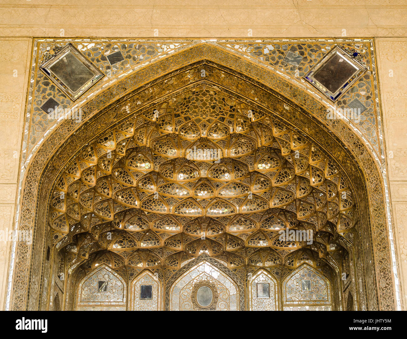 Archivio Muqarnas decorata con vetro veneziano in Chehel Sotoun palace di Isfahan, Iran Foto Stock