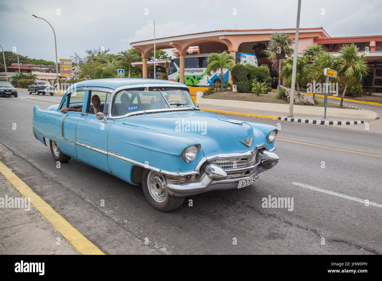 American classic in auto sulla strada a Varadero località di villeggiatura, Cuba Foto Stock