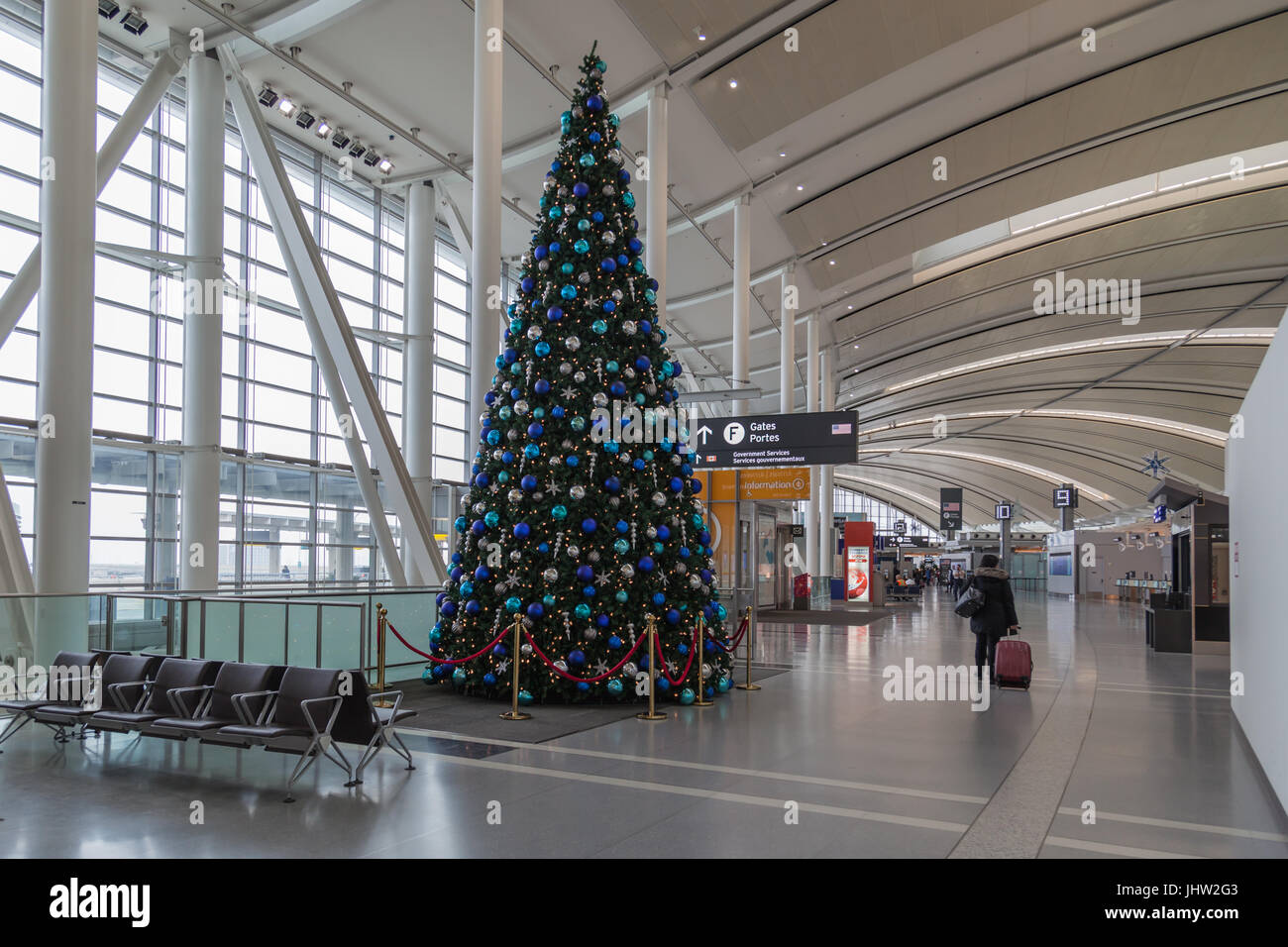 Vista interna dell'aeroporto internazionale Pearson di Toronto durante il periodo natalizio. Foto Stock