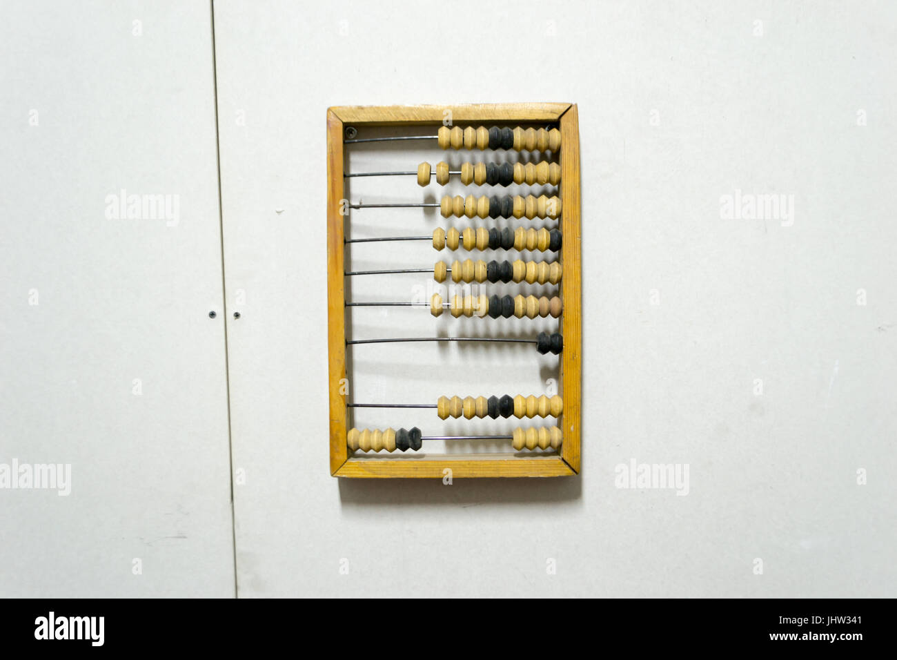 In legno antico abacus, appeso alla parete del muro a secco. Foto Stock