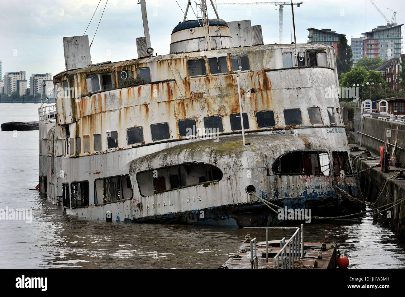 La MV Royal Iris, una vite twin diesel-elettrico ex Mersey Ferry, costruito da William Denny &AMP; i fratelli di Dumbarton e lanciato nel dicembre 1950, che pur essendo ancora abitato dal proprietario si trova in uno stato pietoso mentre ormeggiato sul lato sud del fiume Tamigi vicino alla Thames Barrier. Foto Stock