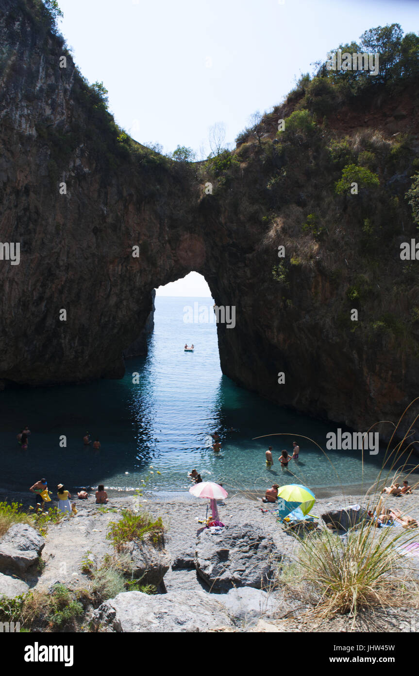 Calabria, Italia: l'Arco Magno Beach, il grande arco beach, un po' nascosto bay con un arco naturale fatto dalle onde durante i secoli Foto Stock
