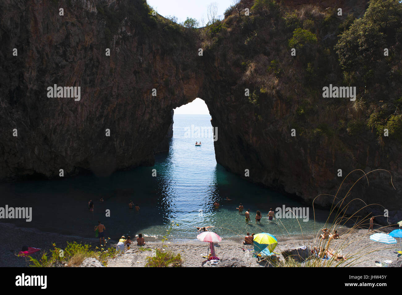 Calabria, Italia: l'Arco Magno Beach, il grande arco beach, un po' nascosto bay con un arco naturale fatto dalle onde durante i secoli Foto Stock