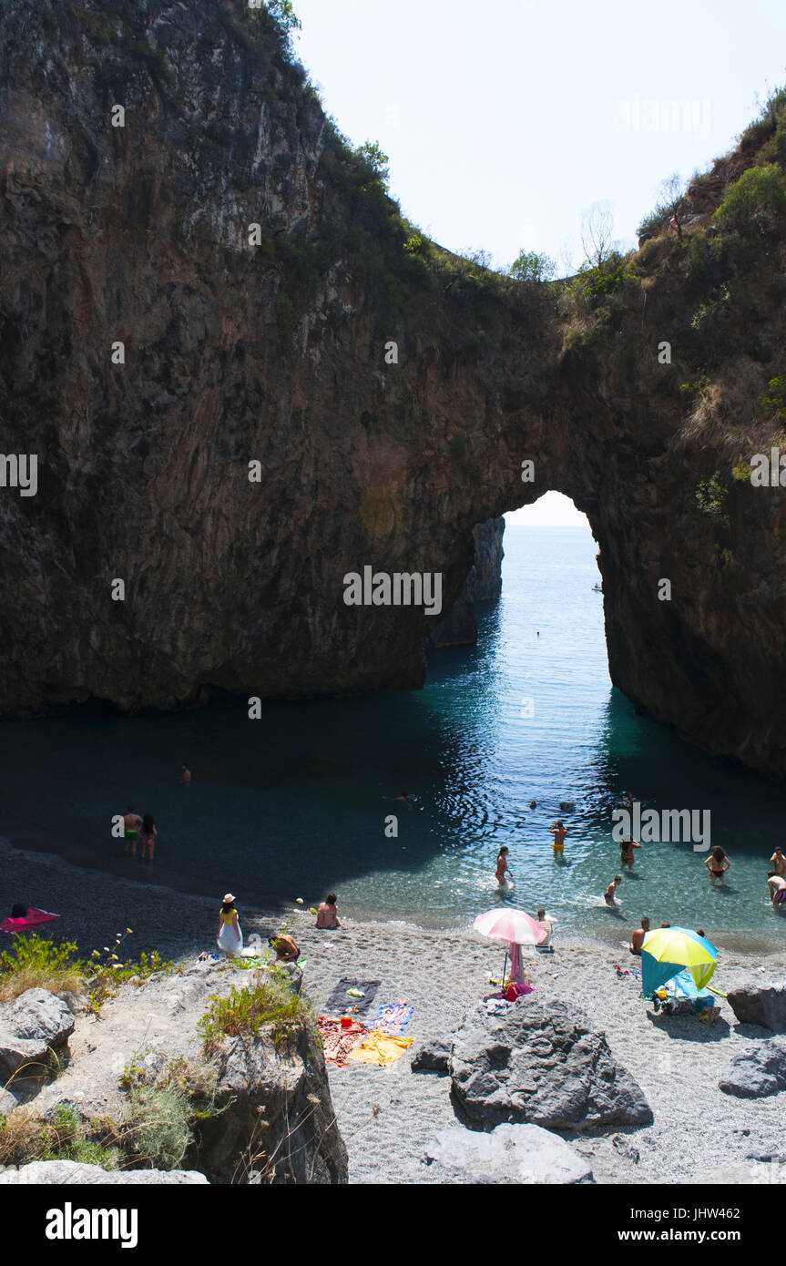 Calabria, Italia: l'Arco Magno Beach, il grande arco beach, un po' nascosto bay con un arco naturale fatto dalle onde durante i secoli Foto Stock
