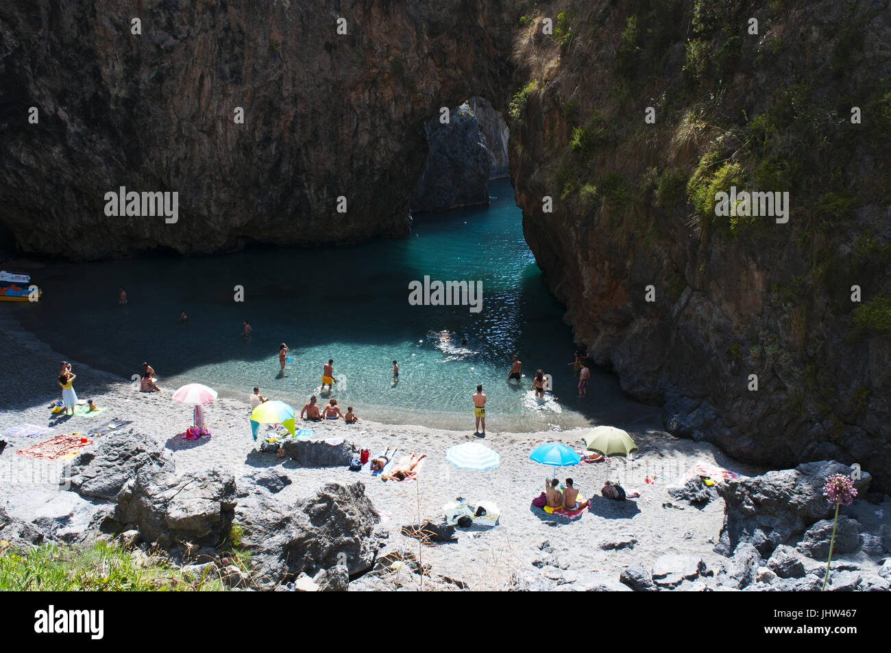 Calabria, Italia: l'Arco Magno Beach, il grande arco beach, un po' nascosto bay con un arco naturale fatto dalle onde durante i secoli Foto Stock