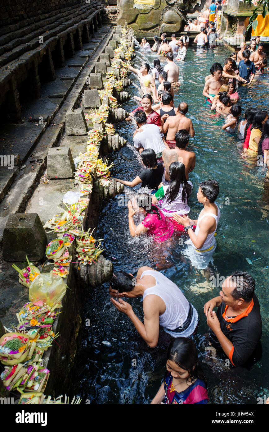 Popolo Balinese in primavera sacra acqua di piscina sacra a pura Tirta Empul Tempio Tampaksiring, Bali, Indonesia Foto Stock