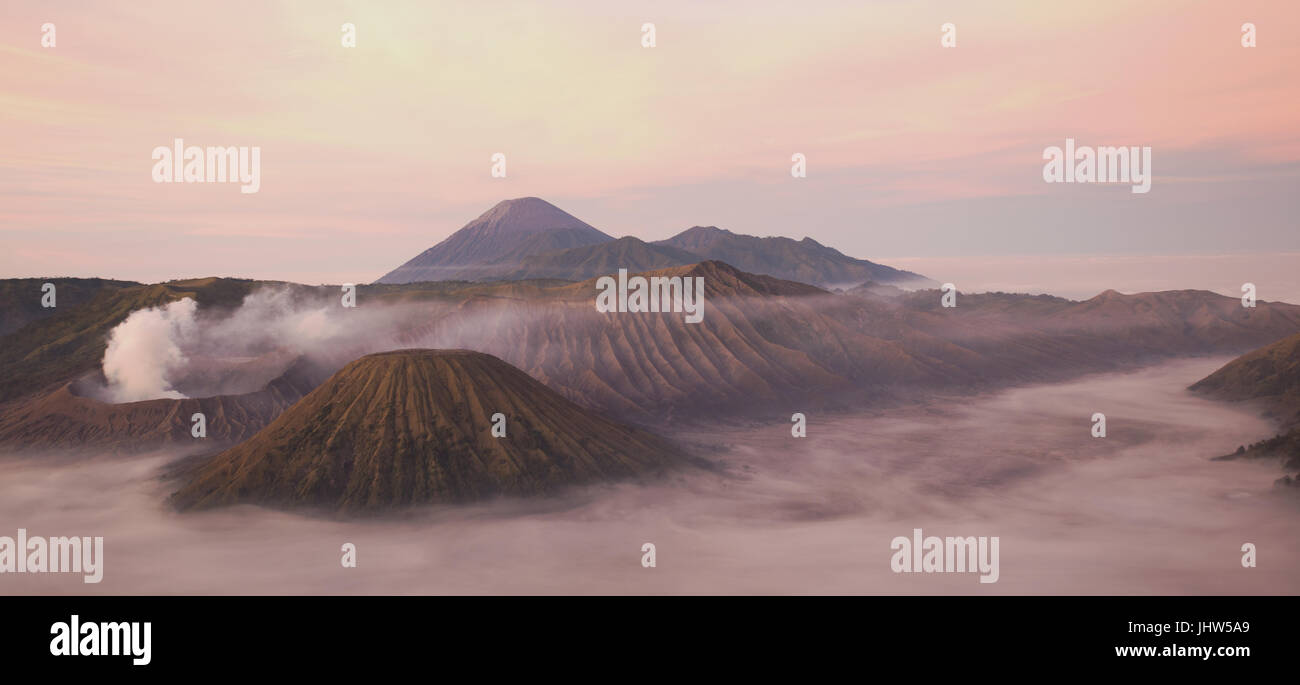 Vista panoramica del Monte Bromo e il Monte Semeru vulcani attivi in Giava Est Indonesia. Foto Stock